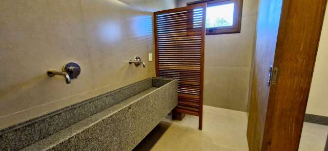 Casa em Praia do Forte com 5 quartos sendo 5 suítes, 387m² à venda por R$ 4.900.000,00